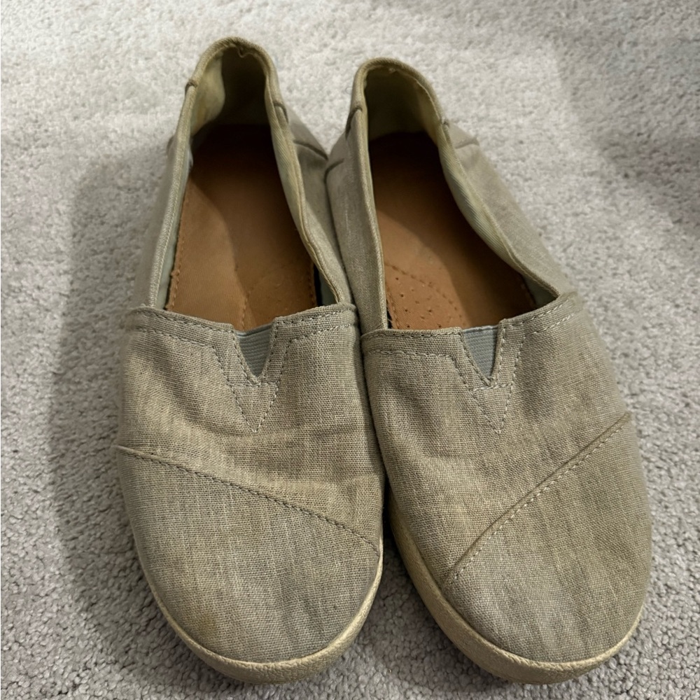 Toms slip on sneakers grey/tan color. Size 8